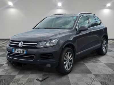 La Volkswagen Touareg est garée dans le garage, sur un sol à damier.