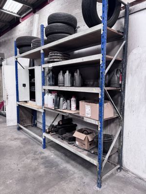 de nombreux pneus sur les étagères du garage