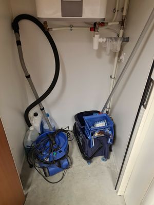 deux aspirateurs posés dans un coin de la pièce