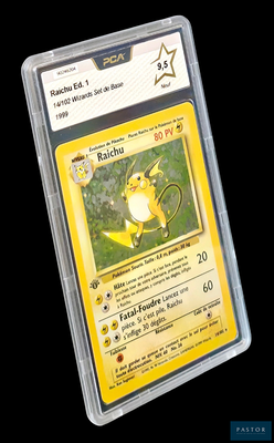 La carte Pokémon se trouve dans un étui en plastique transparent sur fond noir.