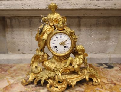 Pendule en bronze doré représentant une jeune femme et un pu…