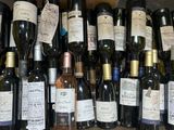de nombreuses bouteilles de vin posées sur une étagère