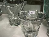 de nombreux vases en verre posés sur une table dans un magasin