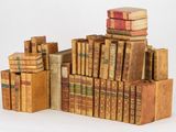 plusieurs livres empilés sur une table