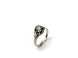 une photo d'une bague en argent sertie d'un diamant noir