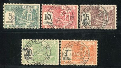 un ensemble de quatre timbres de couleurs différentes sur un fond noir