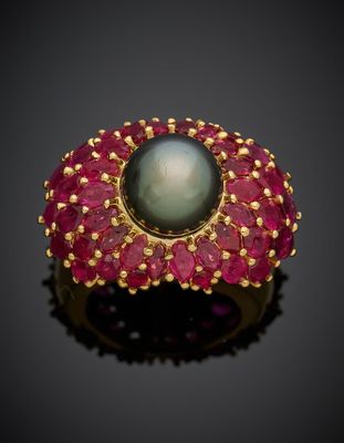 une bague ornée d'une perle noire et d'un rubis
