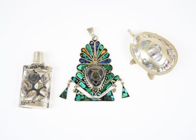 trois bijoux, dont un flacon de parfum, un pendentif et un pendentif