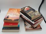 plusieurs livres empilés sur une table