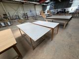 trois tables placées au milieu d'une pièce