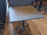 des tables et des chaises dans un restaurant, avec une étiquette de prix posée sur la table
