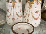 deux vases posés sur une table en verre