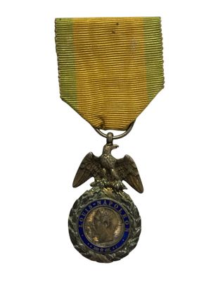 une image représentant une médaille sur laquelle figure un aigle