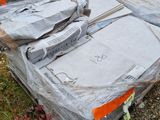 un grand nombre de cartons posés sur le sol