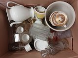 une boîte en carton remplie de différents types d'objets