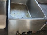 un évier posé sur un plan de travail dans une cuisine