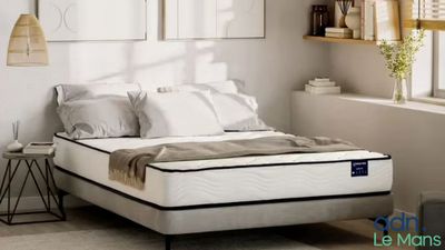 un lit sur lequel est posé un matelas dans une pièce