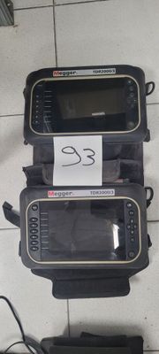 deux téléphones portables posés l'un sur l'autre par terre