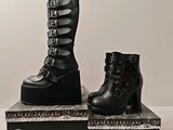 deux paires de bottes noires posées sur une boîte