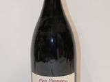 une bouteille de vin posée sur une table