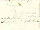 une vieille lettre portant des inscriptions, posée sur une feuille de papier