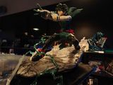 une vitrine sur laquelle est posée la maquette d'un vaisseau spatial