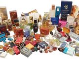 de nombreux parfums de toutes sortes posés sur une surface blanche