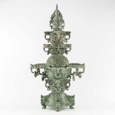 une image représentant un vase vert posé sur une surface blanche, avec un fond blanc