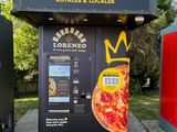 deux distributeurs automatiques sur lesquels sont représentées des pizzas
