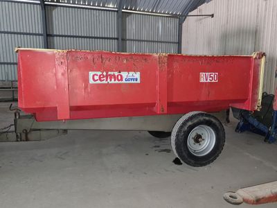 un camion-benne rouge garé dans un garage