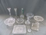 un grand nombre d'objets en verre posés sur une table