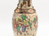 un vase avec une peinture sur fond blanc