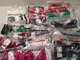 de nombreux types de sous-vêtements, rangés dans des sacs posés sur la table
