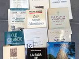 plusieurs livres sont empilés les uns sur les autres par terre