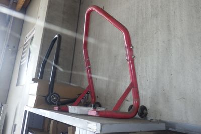 un cadre rouge posé sur une étagère dans un garage