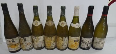six bouteilles de vin sont alignées sur une table
