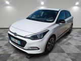 la voiture blanche est garée sur un sol en damier dans le garage