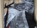 une valise posée par terre dans la pièce