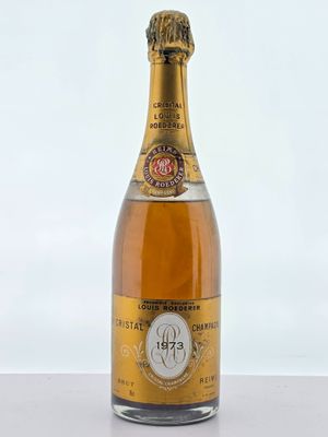une bouteille de vin posée sur une table