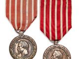 deux médailles ornées d'un ruban rouge et une médaille d'argent sur fond blanc