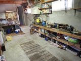 une photo d'un garage encombré d'objets et d'outils