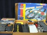 deux boîtes de jouets posées sur une table
