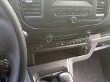 un tableau de bord de voiture avec un volant et un bouton sur le tableau de bord