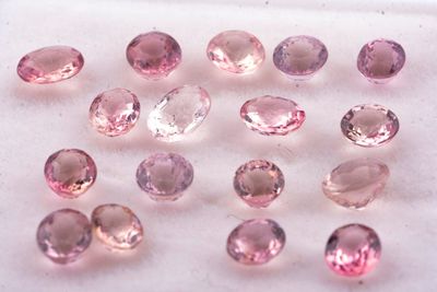 Des tourmalines roses sont disposées sur un fond blanc