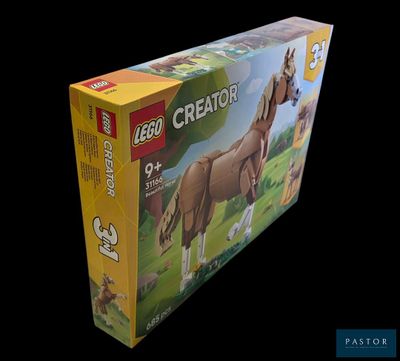 une boîte de Lego Creator représentant des chevaux sur fond noir
