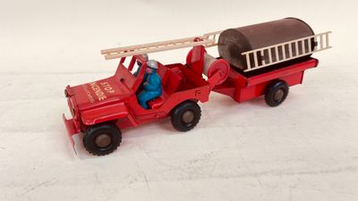 un camion de pompiers miniature avec un tonneau à l'arrière