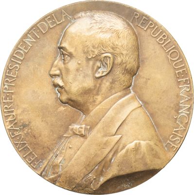 une vieille médaille en or sur laquelle figure le portrait d'un homme en costume