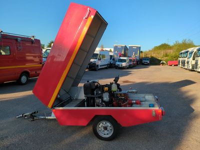 une remorque rouge avec un moteur rouge à l'arrière