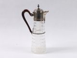 une cafetière ancienne en métal plaqué argent, dotée d'une poignée en verre