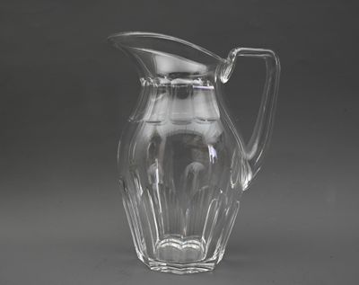 un pichet en verre posé sur une table